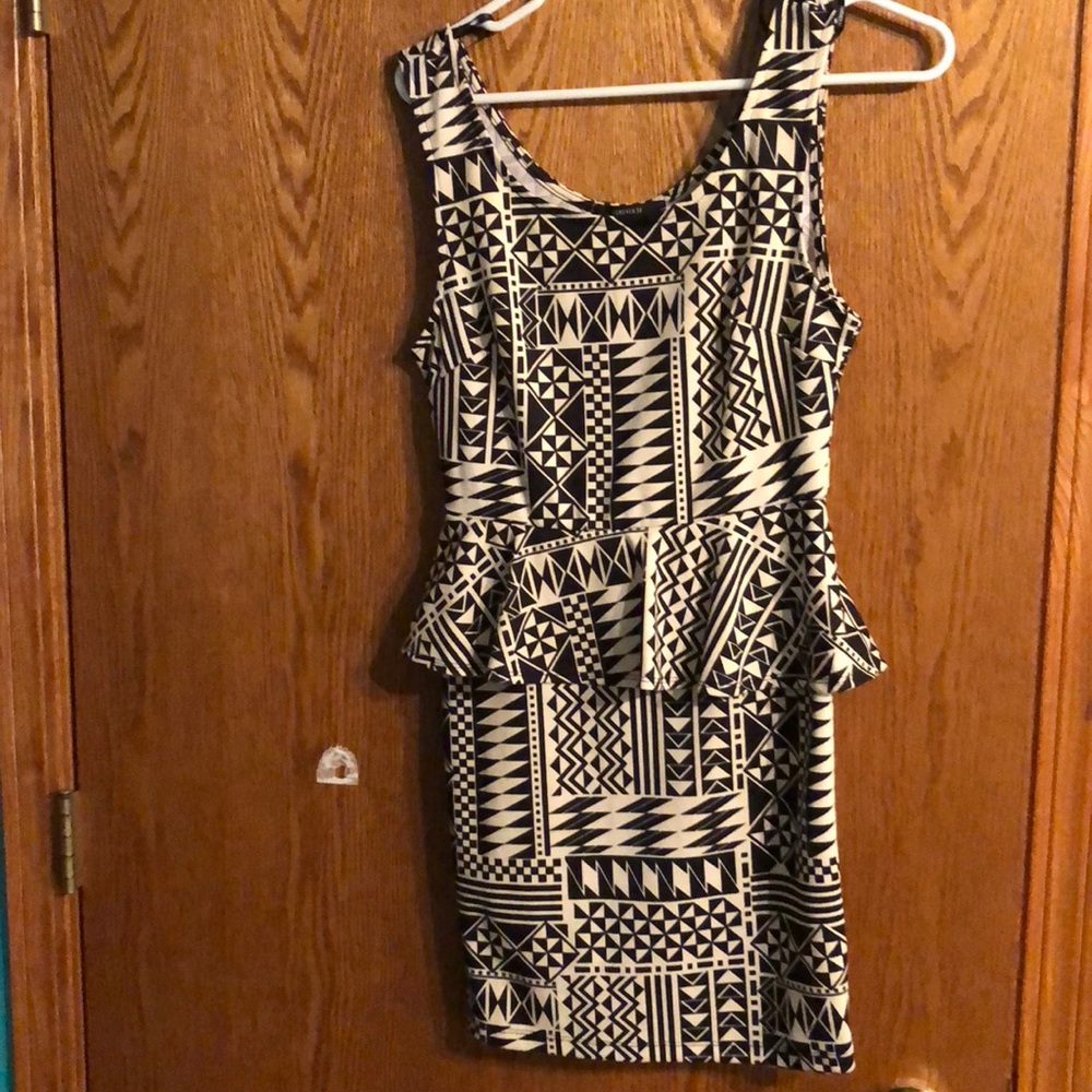 Tribal pattern beige/black dress